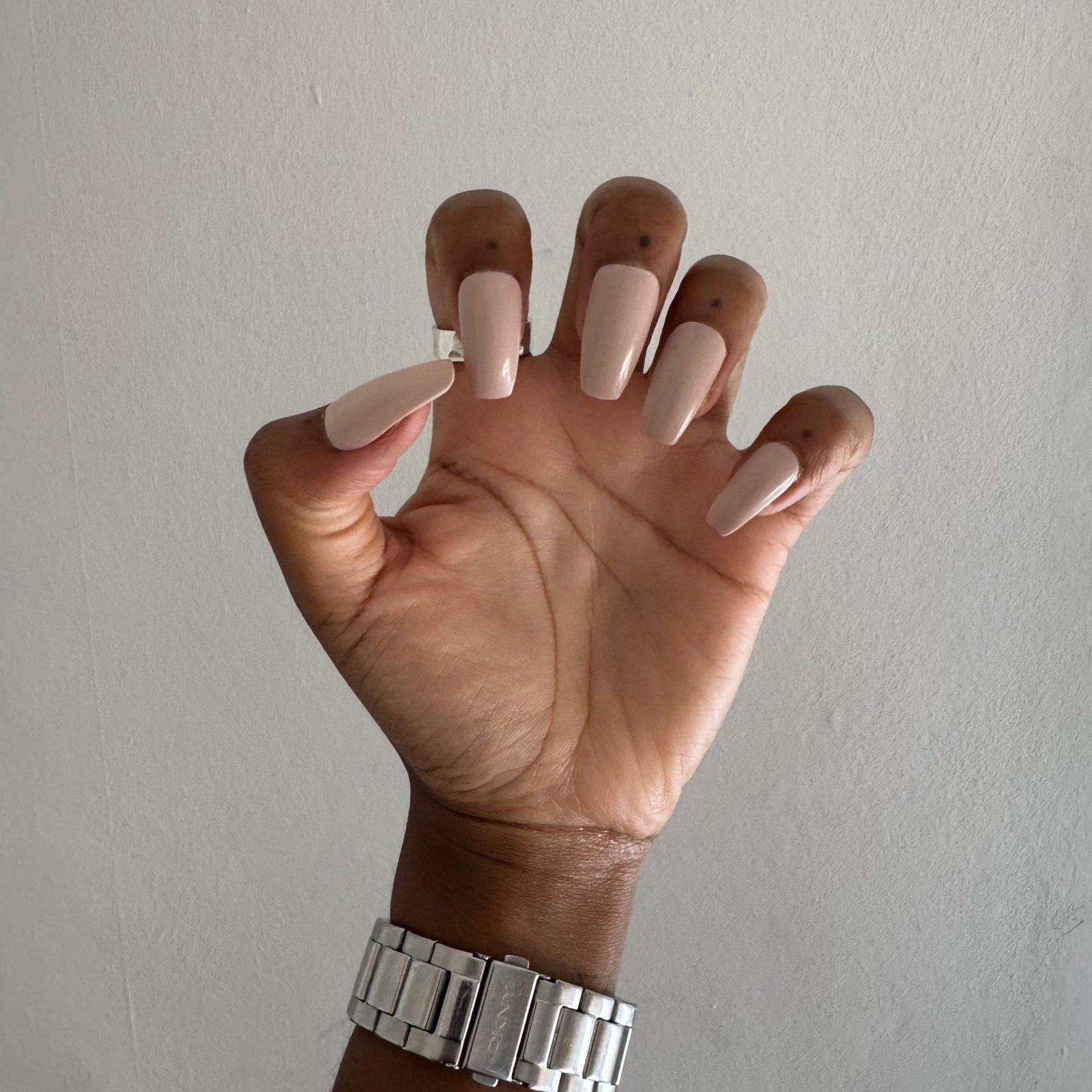 kiss gel fantasy nails in ab fab on a dark-skinned models hand
