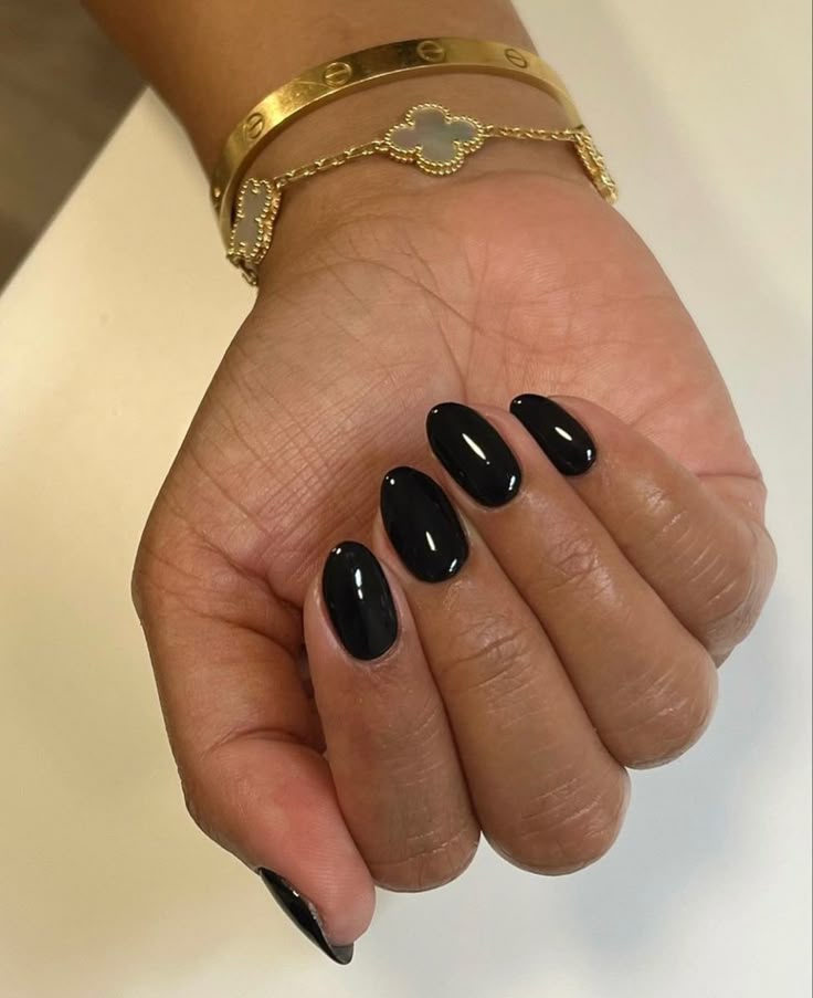 Elegant, classy black nail designs for 2026